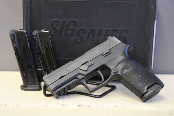 **POLICE TRADE** SIG SAUER P320 CARRY 9MM W/ 3 MAGS & CASE